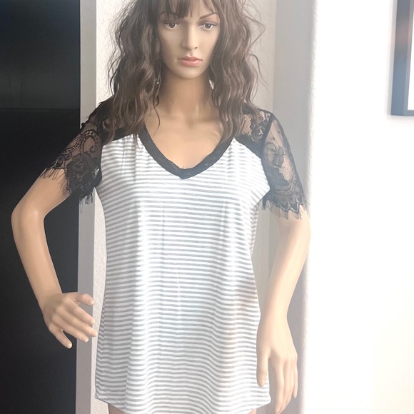Mazik Top With Lace Sleeves & Neckline - Picture 1 of 4